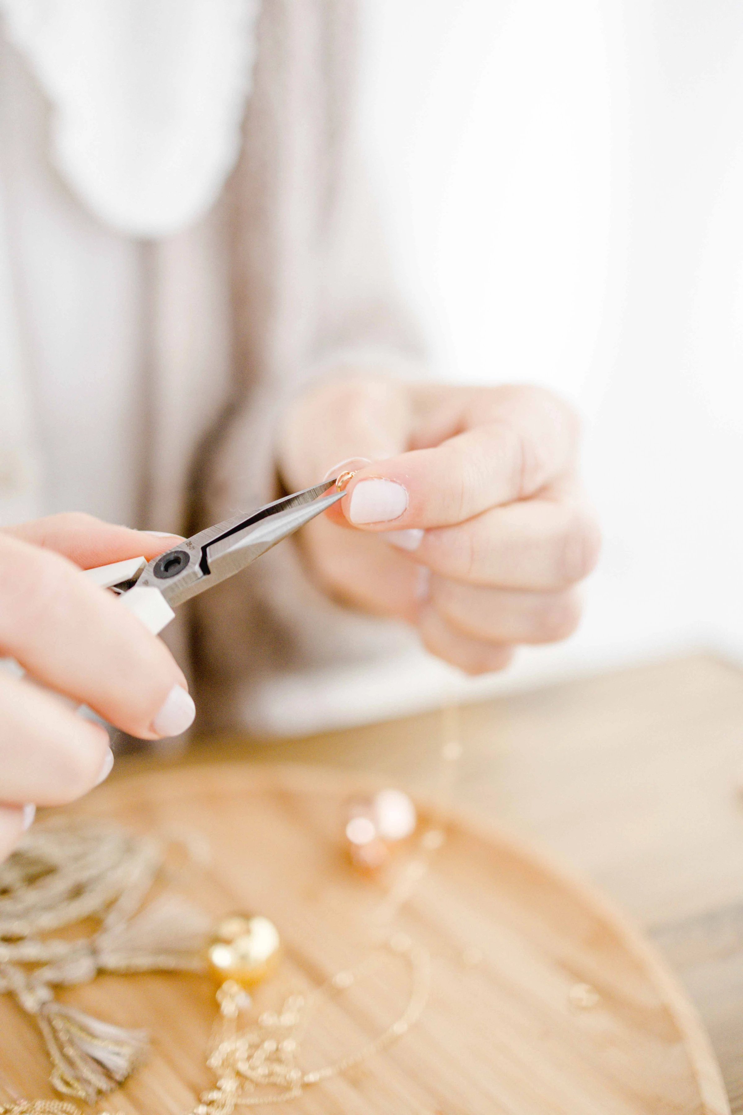 poignet ciseaux fournitures de bureau gris marron